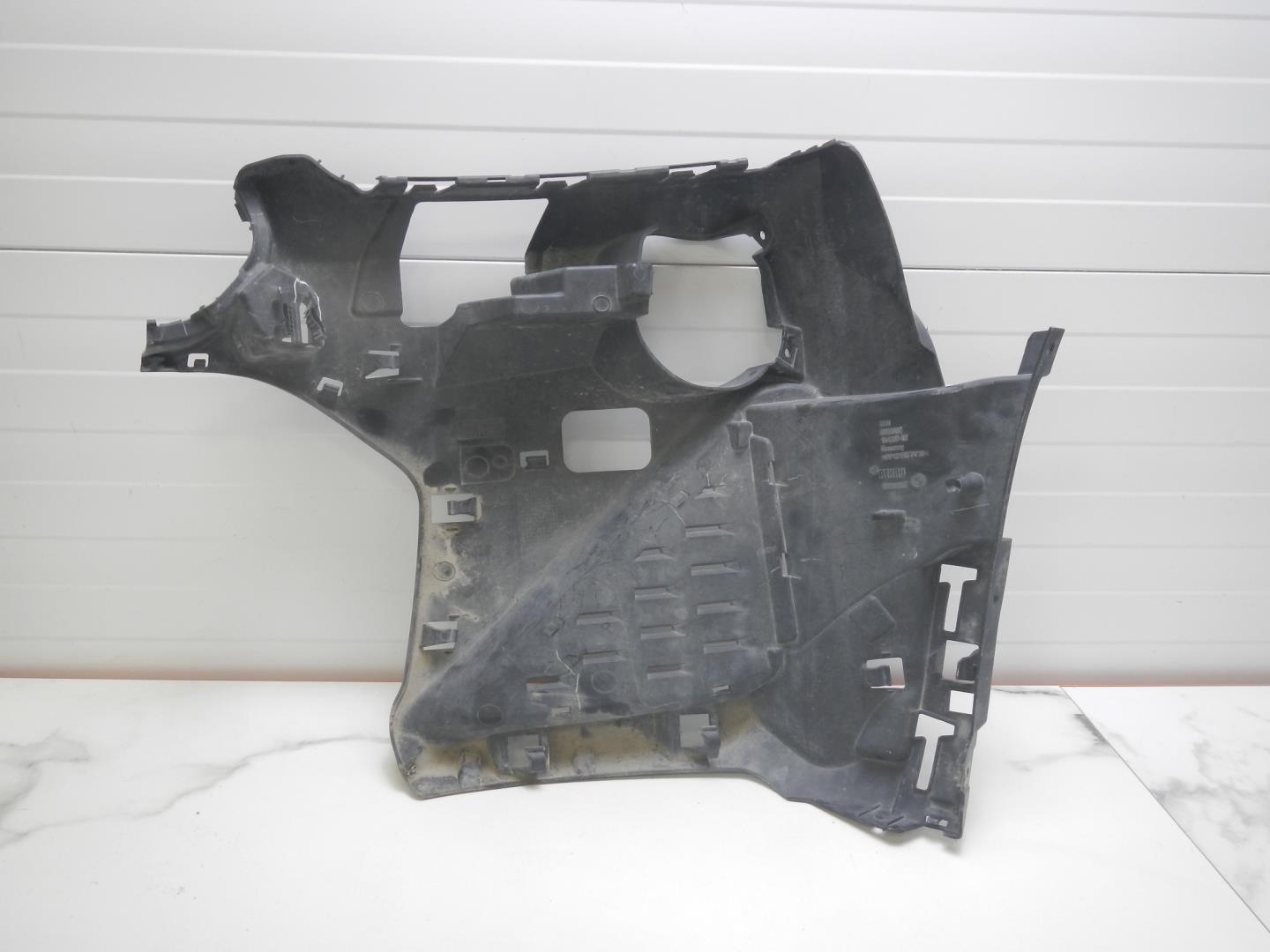 Кронштейн переднего бампера правый