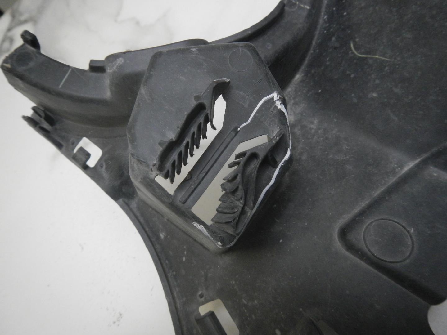 Кронштейн переднего бампера правый