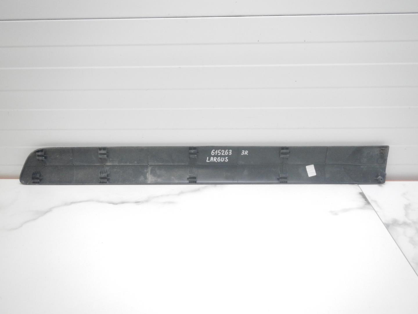 Молдинг задней правой двери