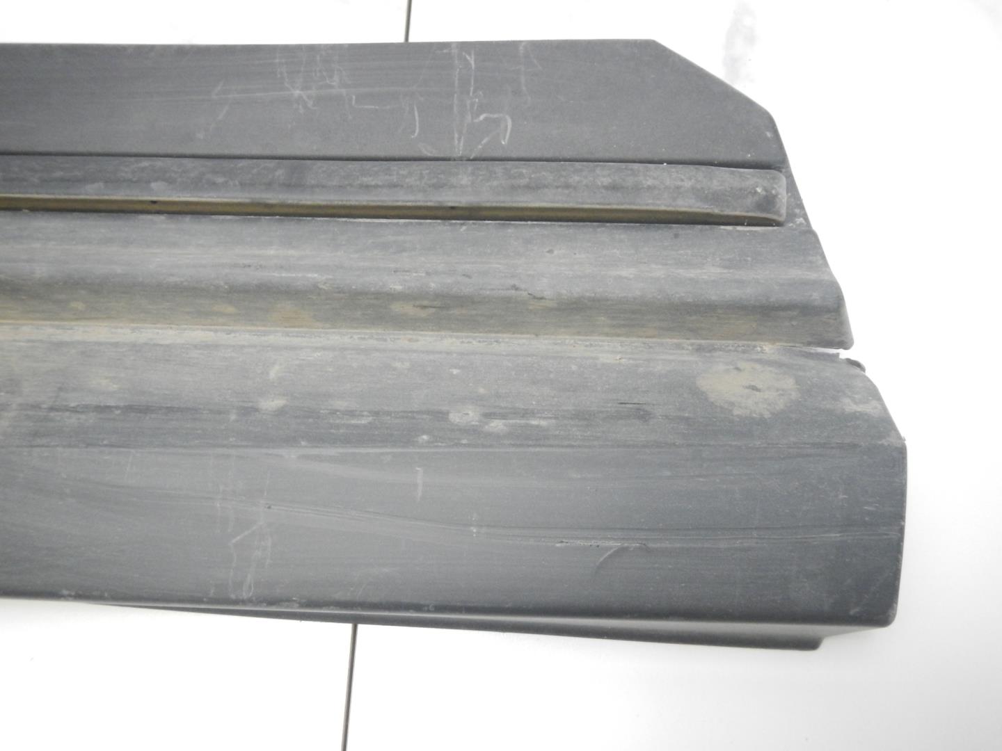 Молдинг передней правой двери