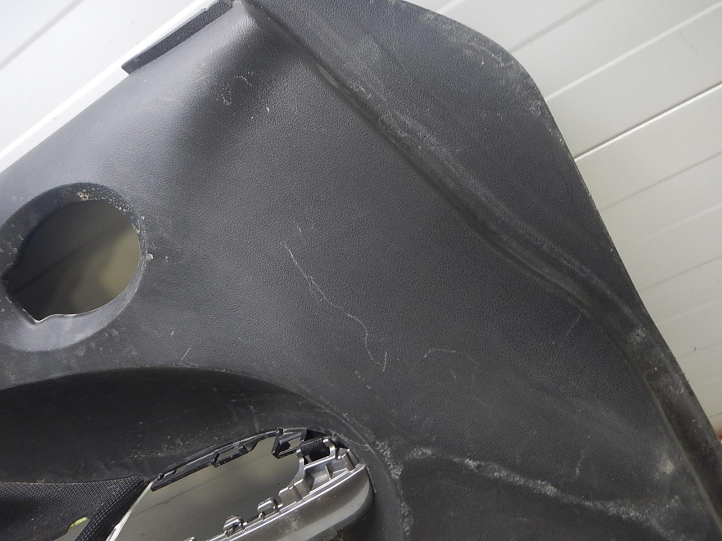 Обшивка двери передней левой