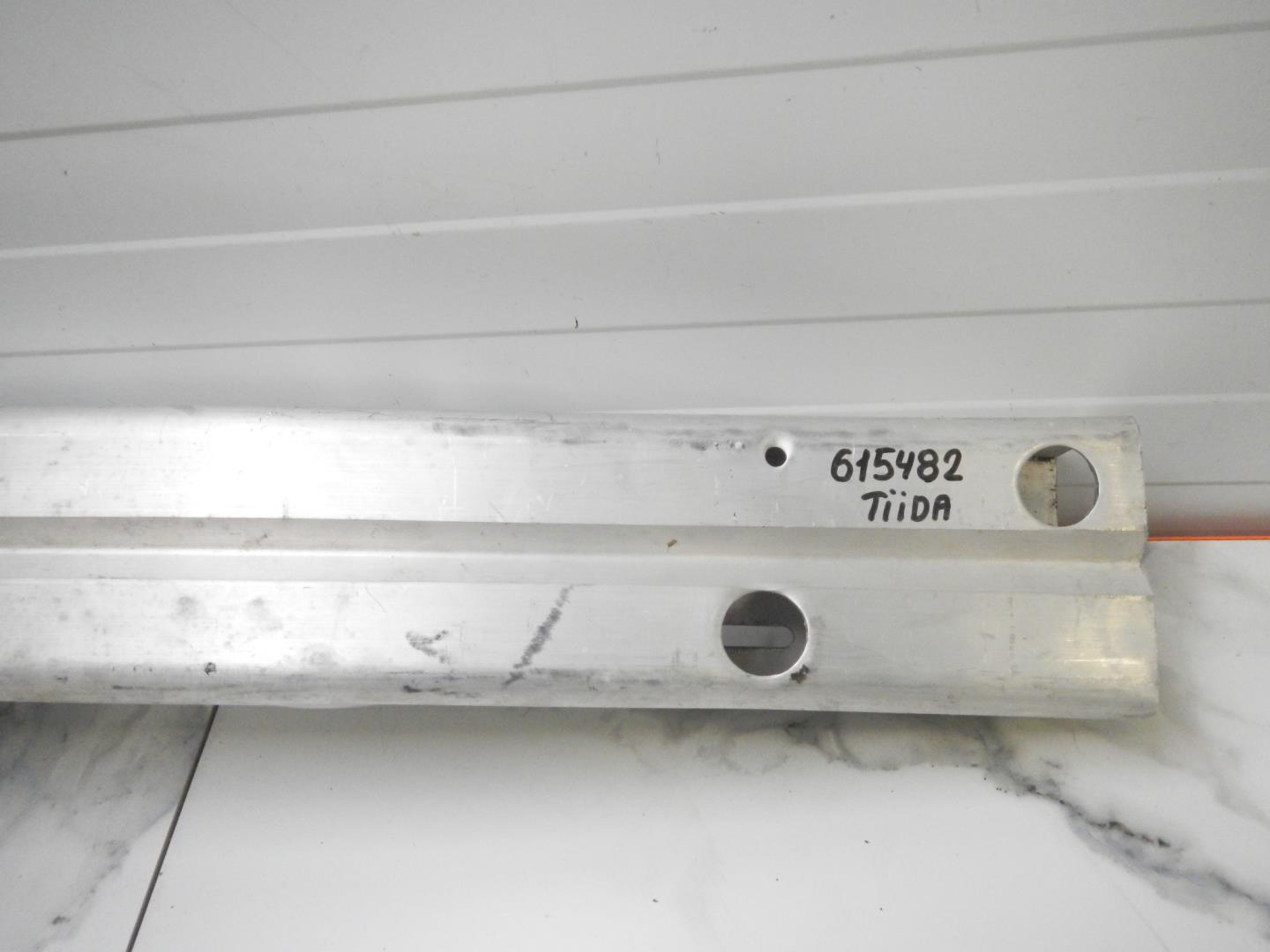 Усилитель переднего бампера