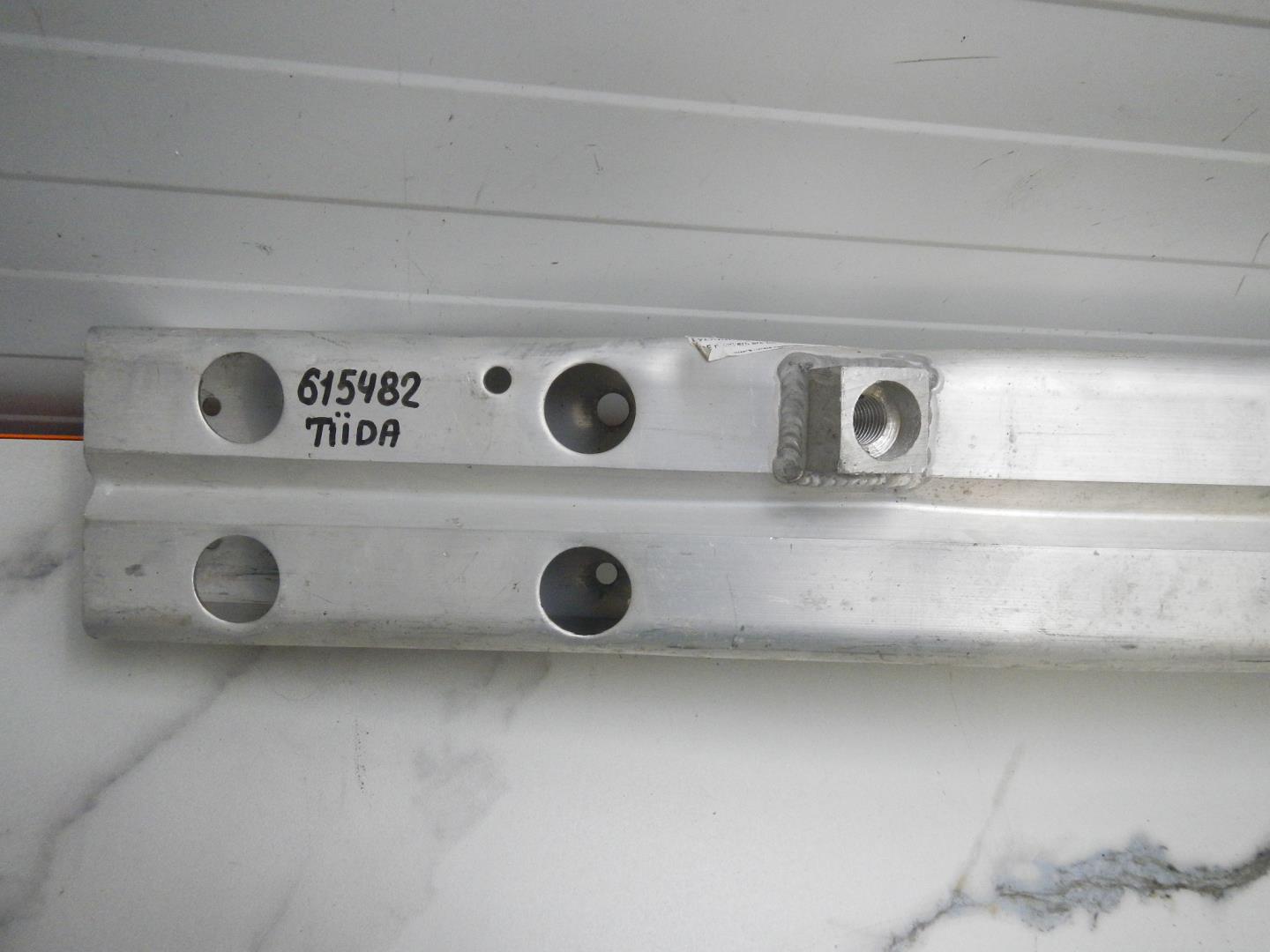 Усилитель переднего бампера