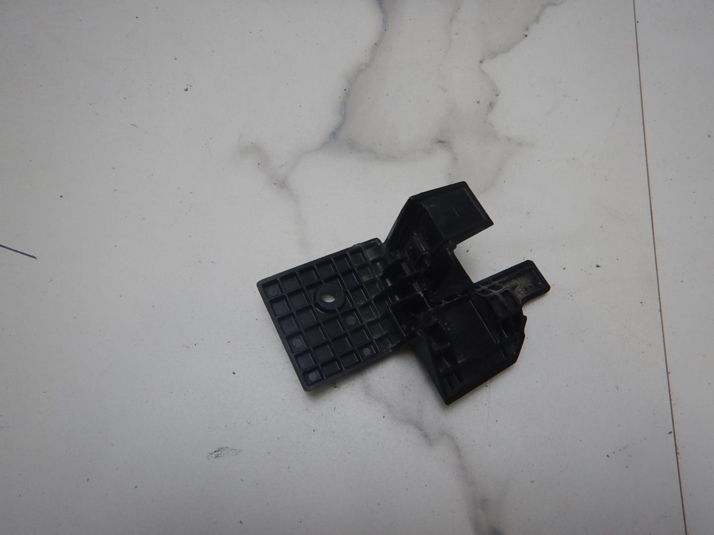 Кронштейн фар левый