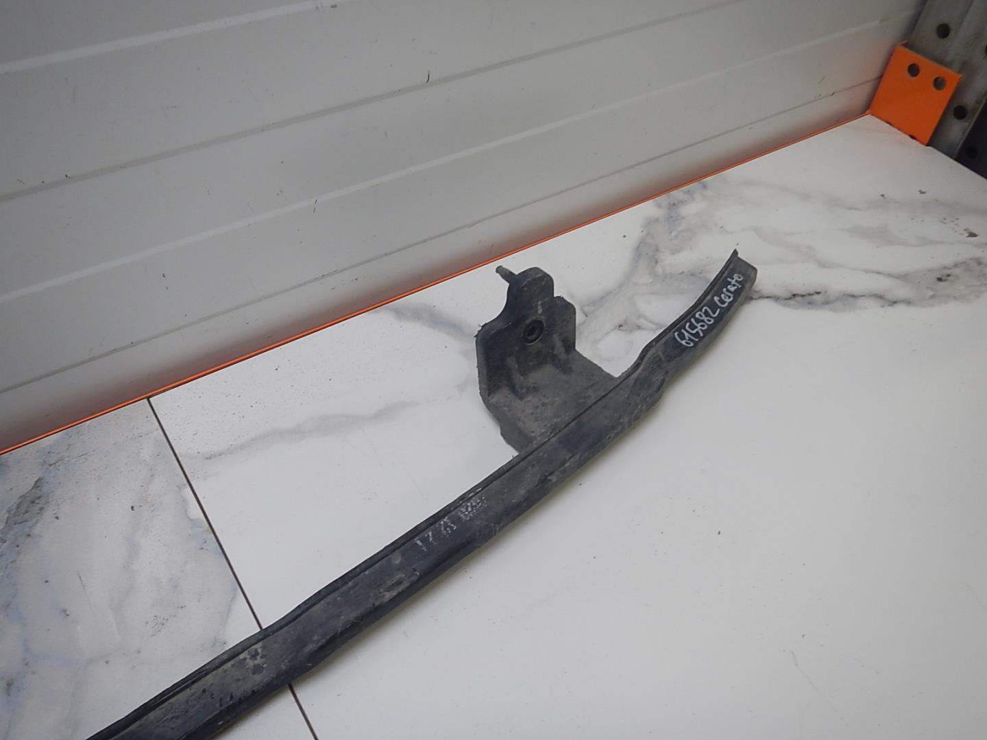 Усилитель переднего бампера