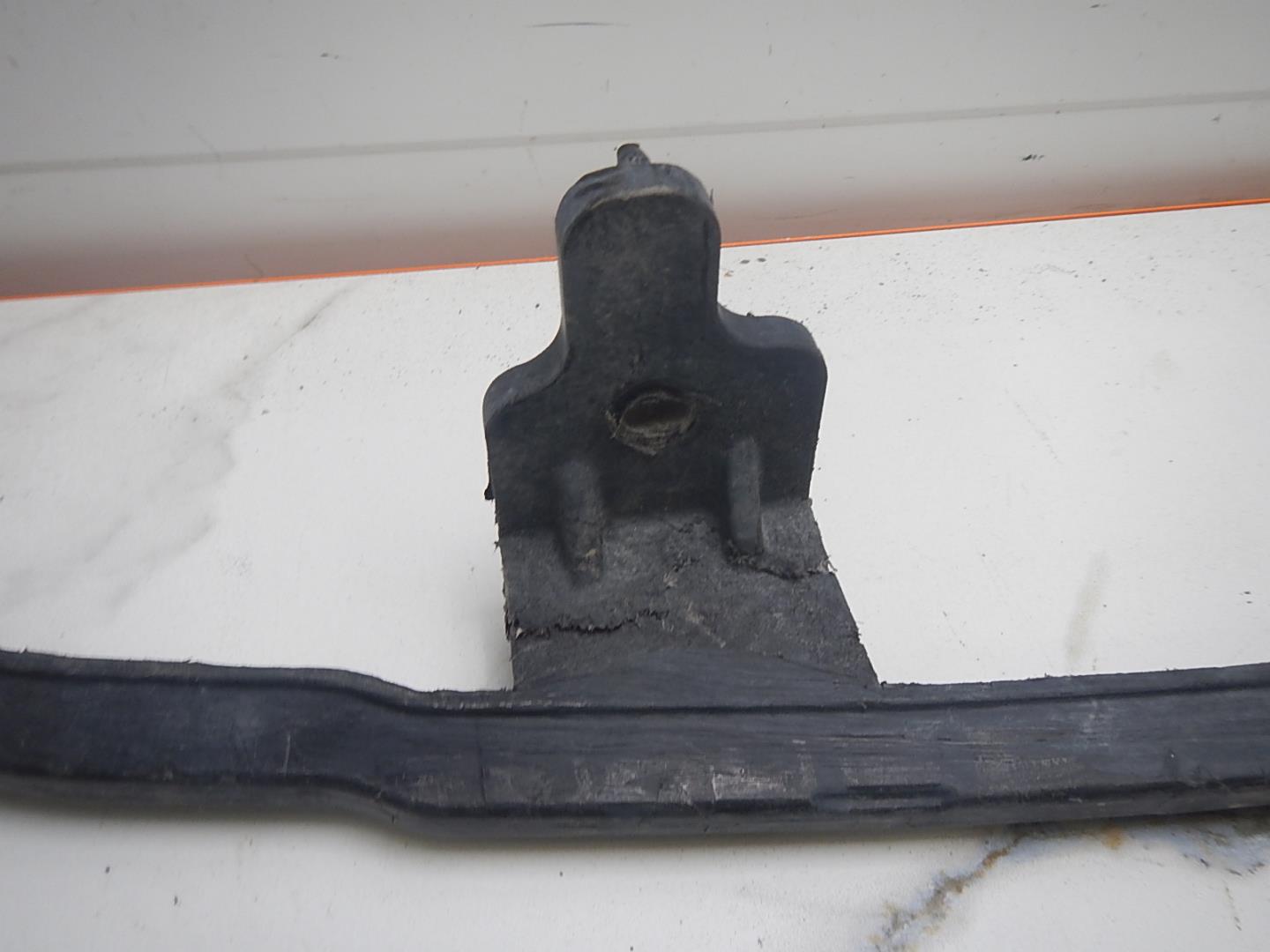 Усилитель переднего бампера