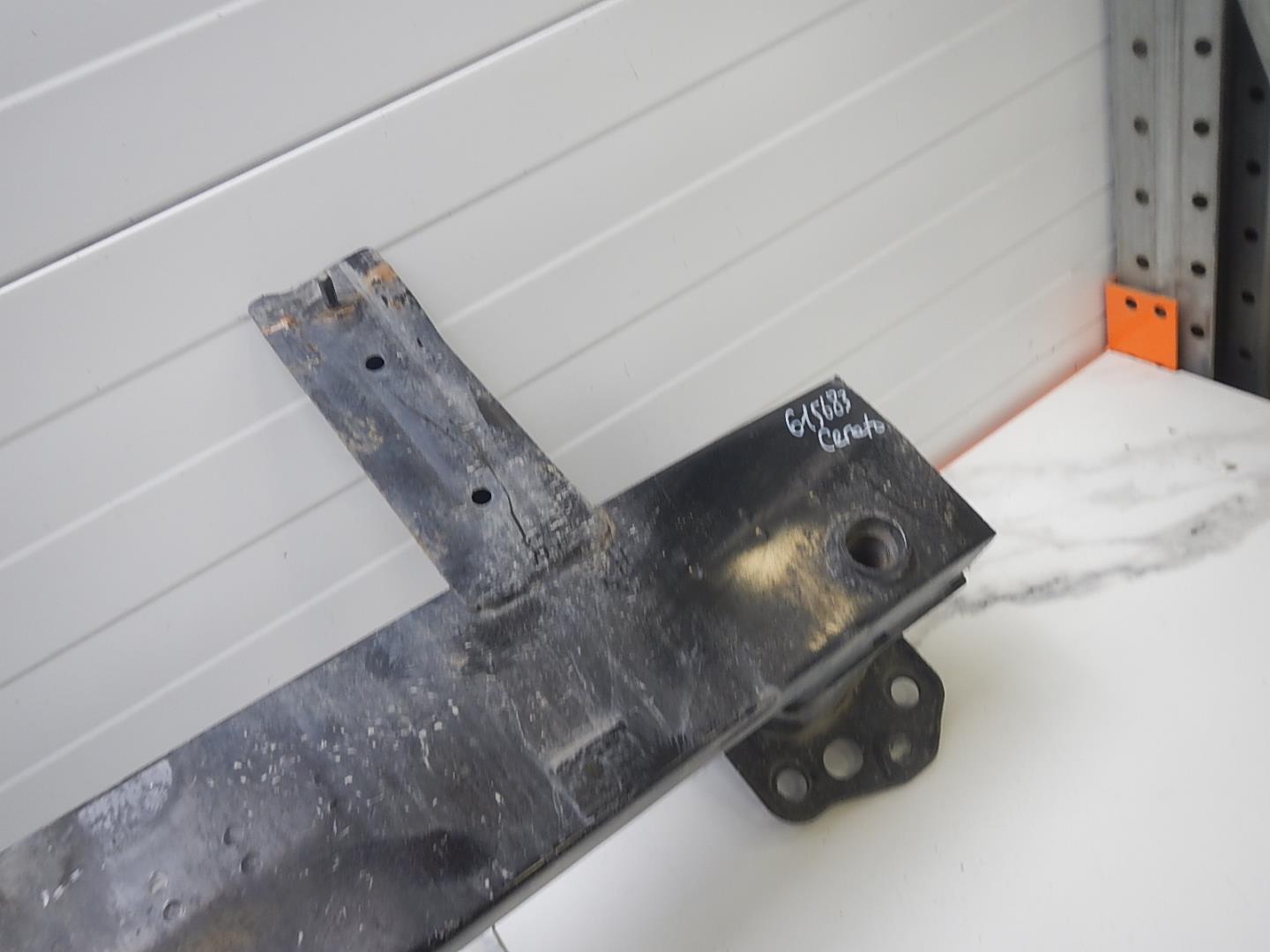 Усилитель переднего бампера