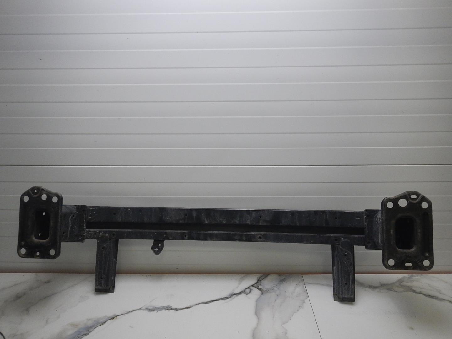 Усилитель переднего бампера