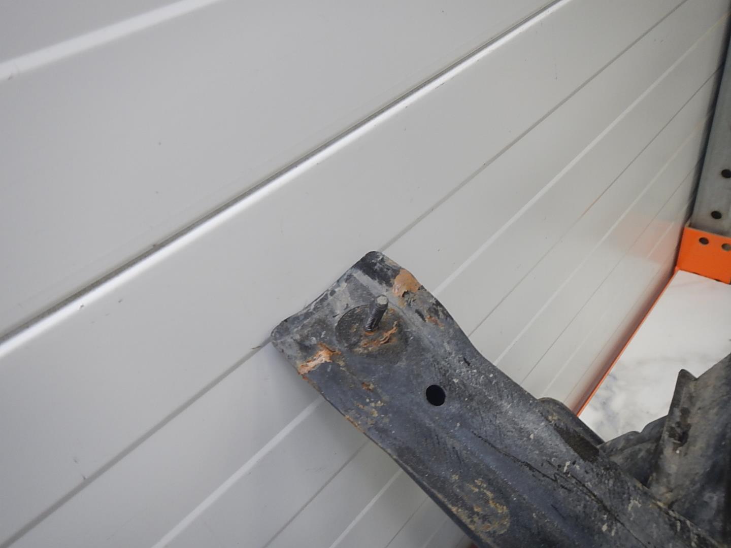 Усилитель переднего бампера