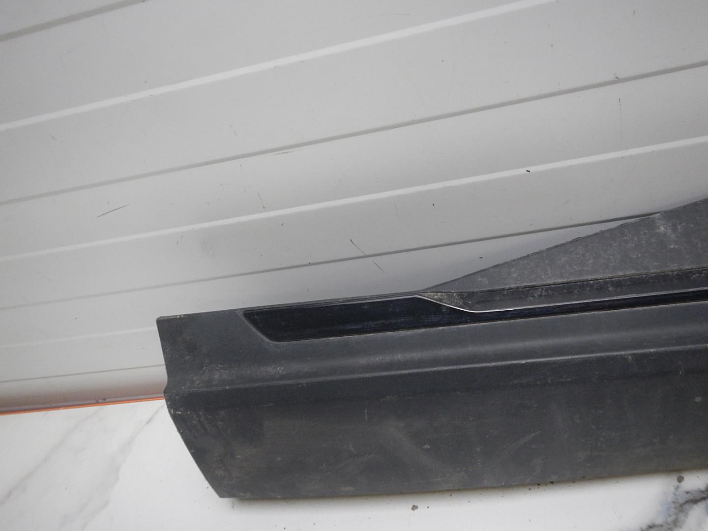 Молдинг задней правой двери