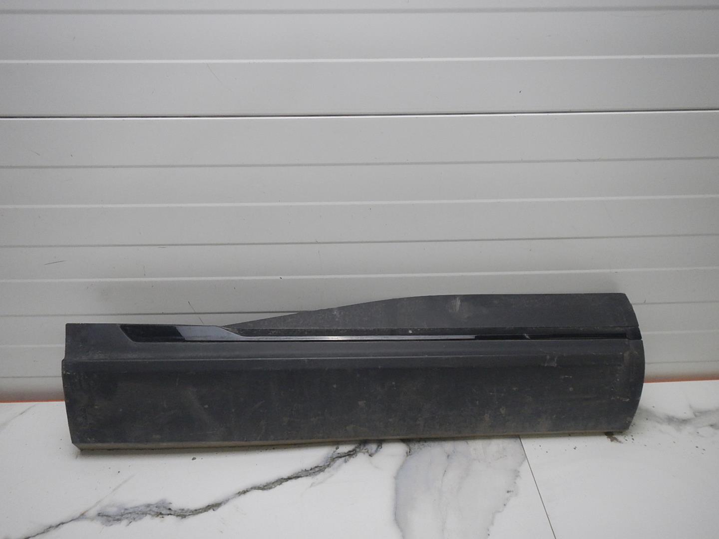 Молдинг задней правой двери