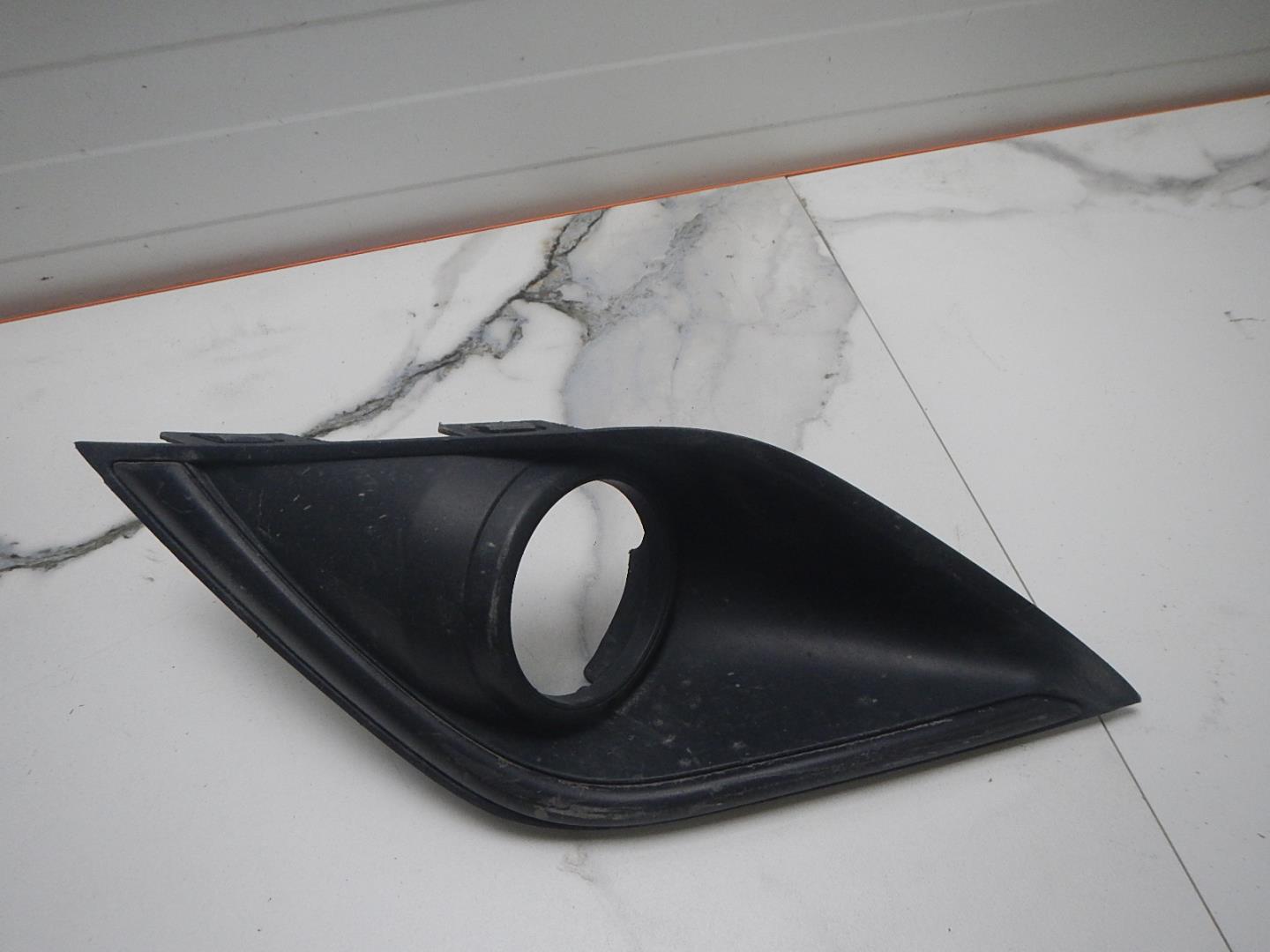 Рамка противотуманной фары левой