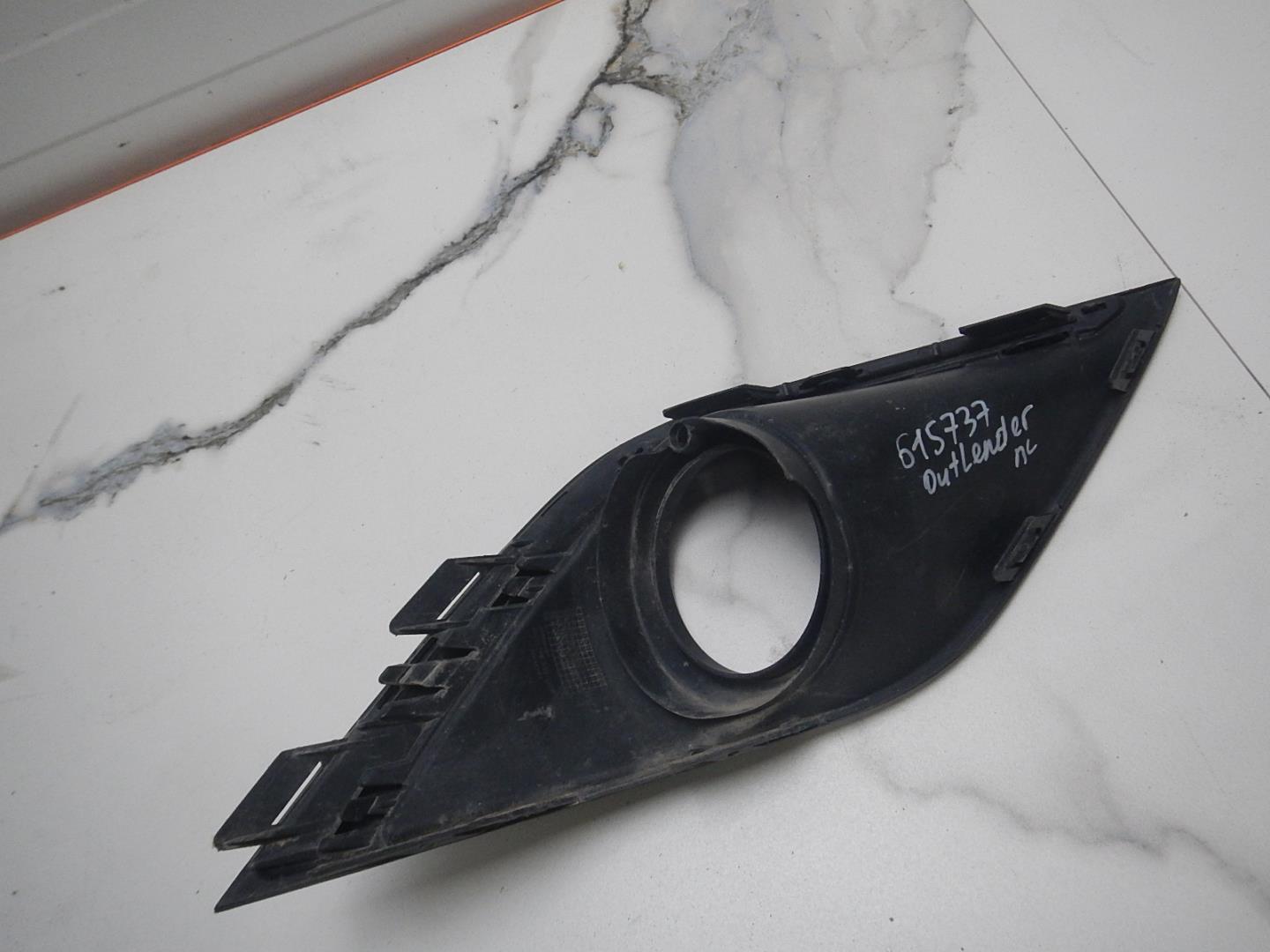 Рамка противотуманной фары левой