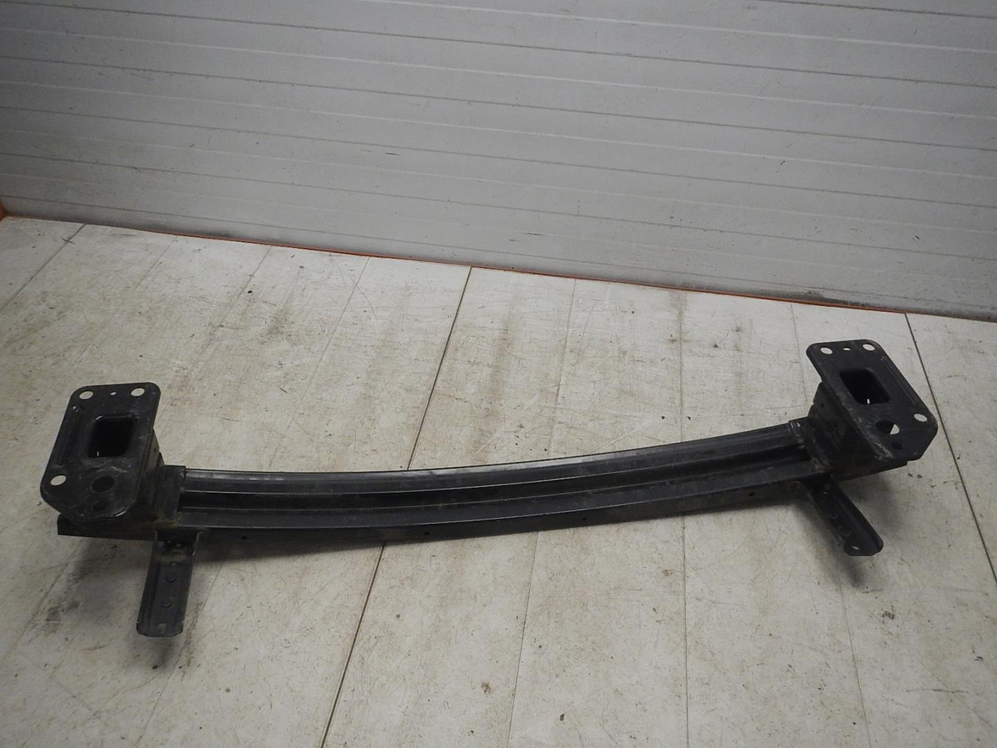 Усилитель переднего бампера