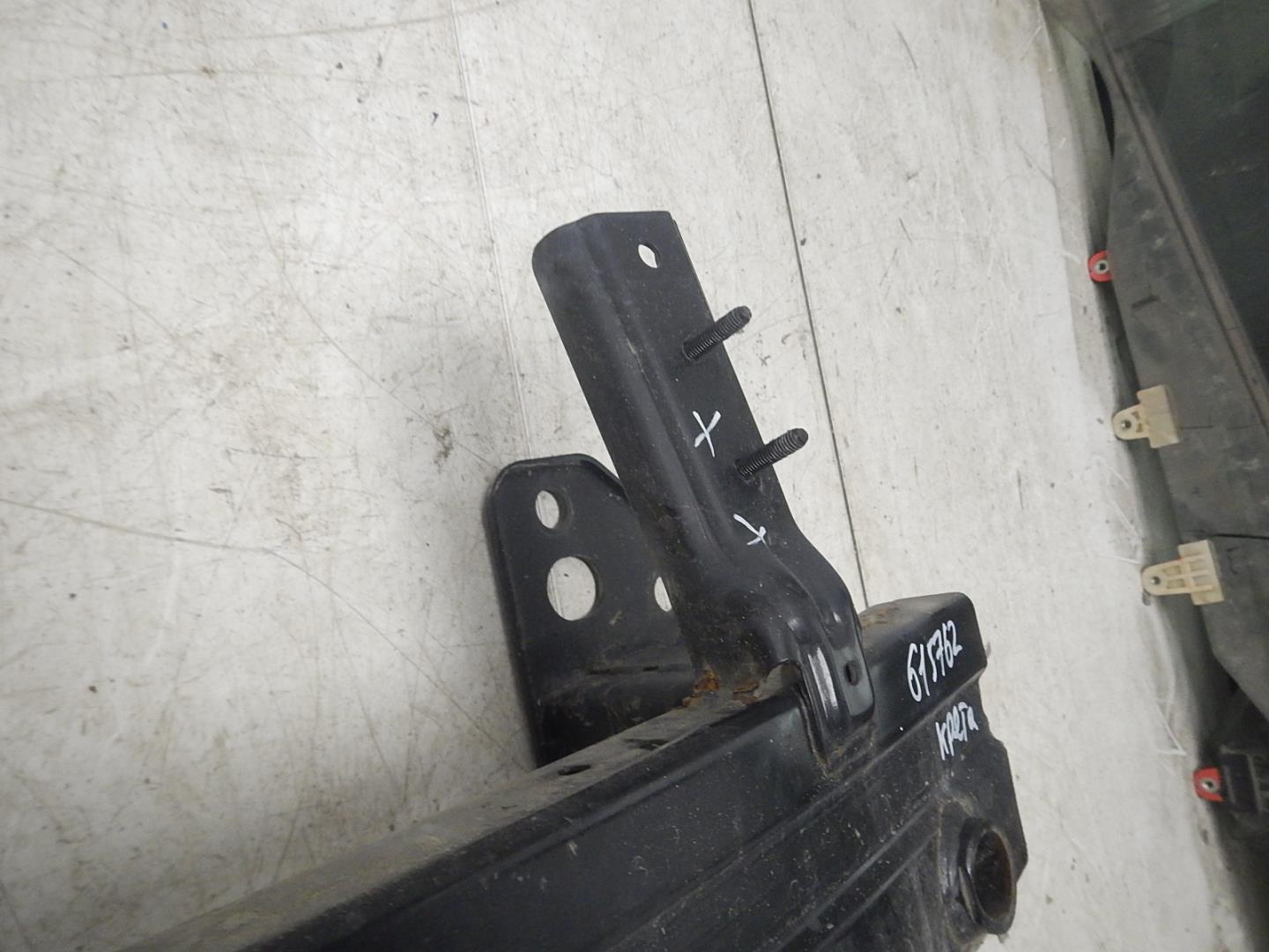 Усилитель переднего бампера