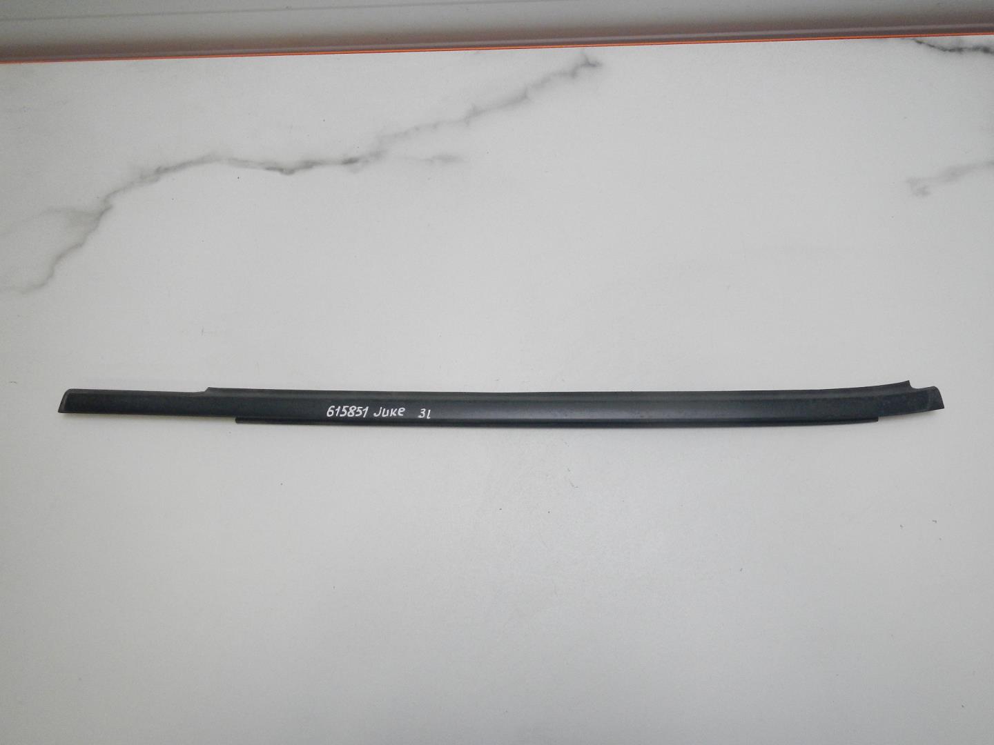 Накладка стекла заднего левого