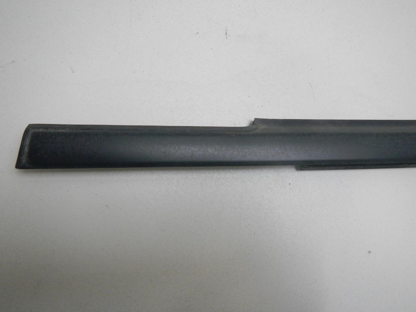 Накладка стекла заднего левого