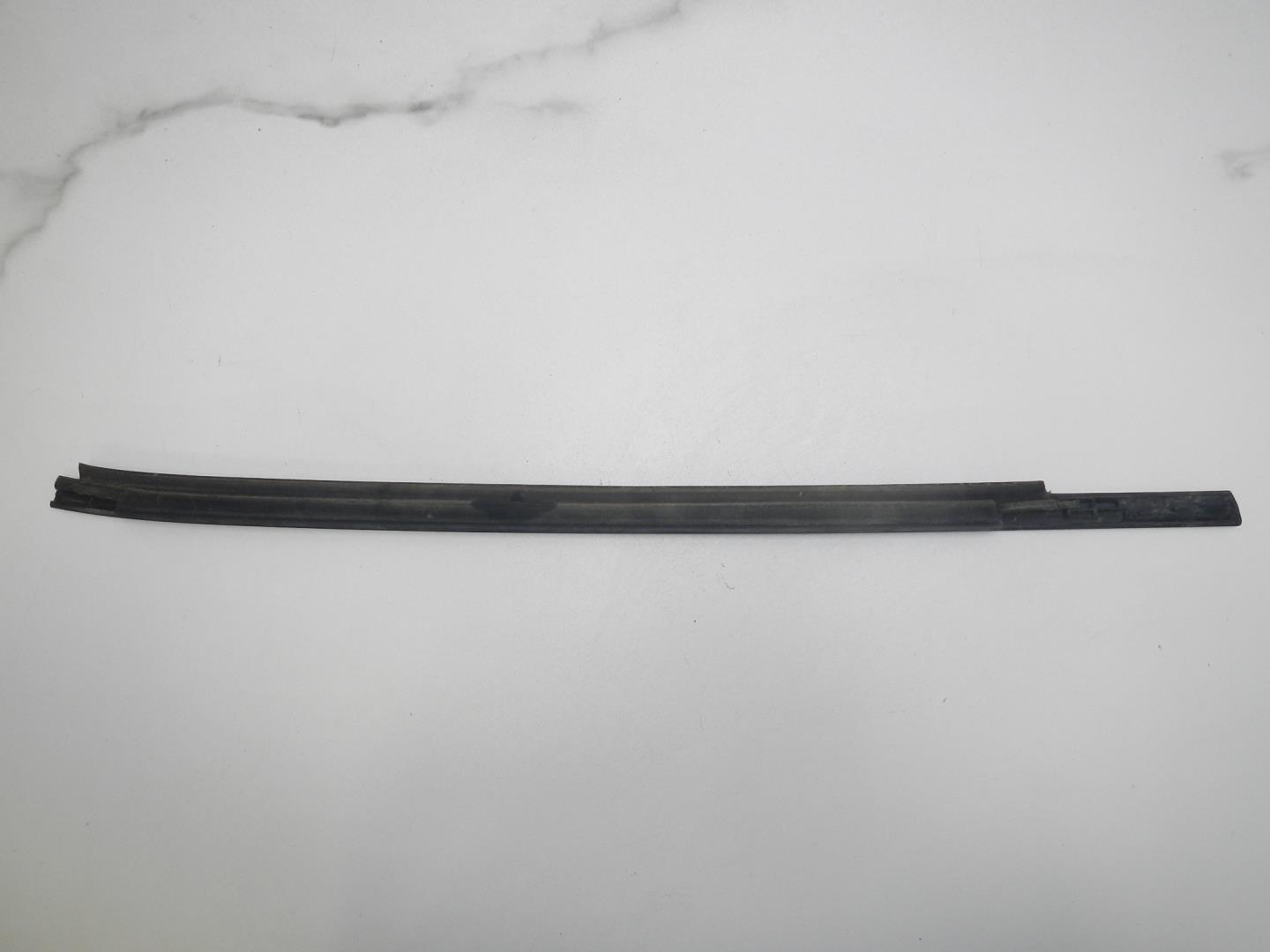 Накладка стекла заднего левого