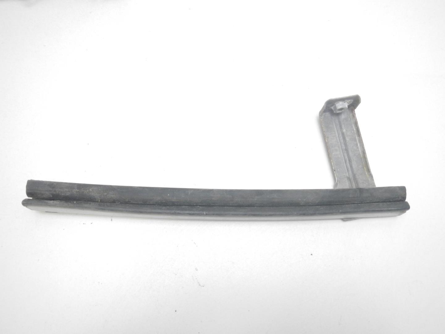 Направляющая стекла двери