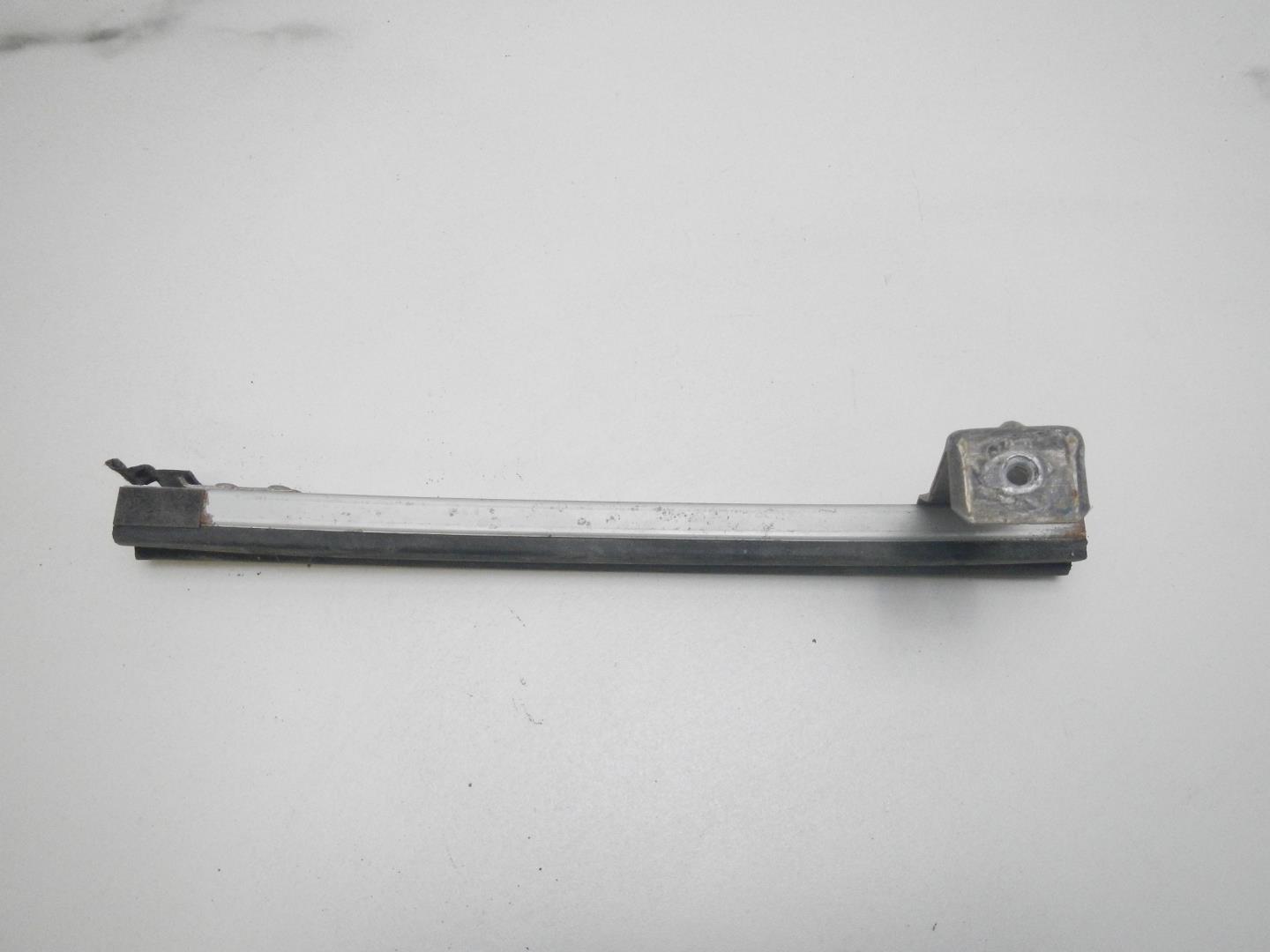 Направляющая стекла двери