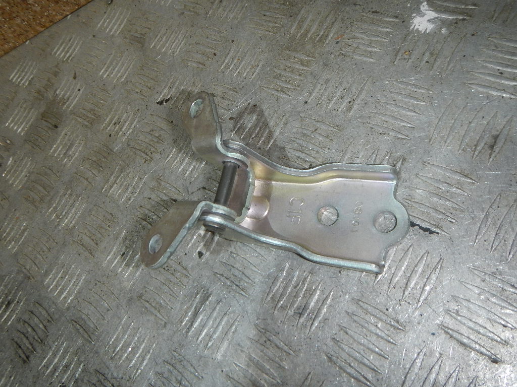 Петля двери передней левой верхняя