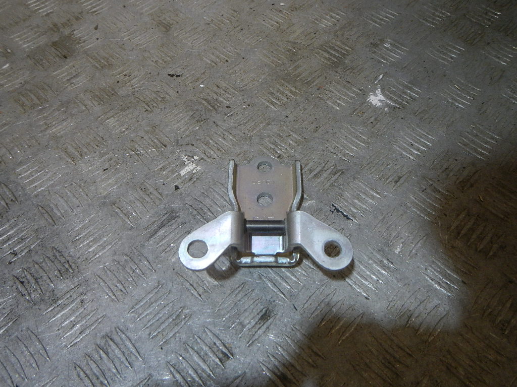 Петля двери передней левой верхняя