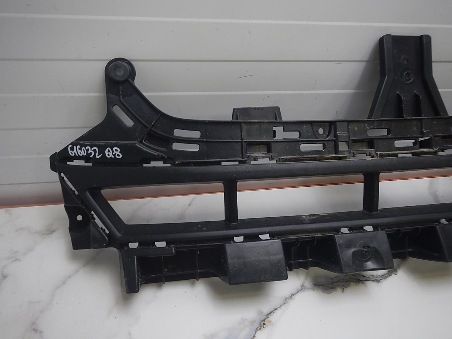 Решетка в бампер центральная