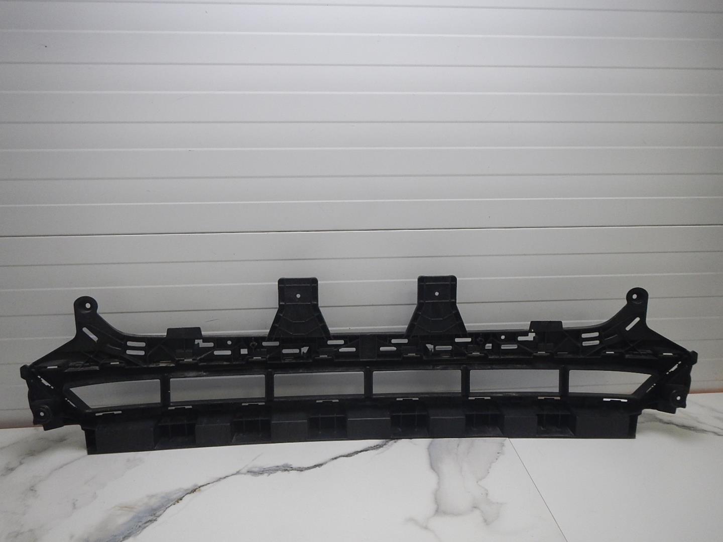 Решетка в бампер центральная