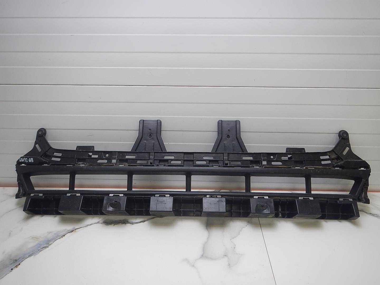 Решетка в бампер центральная