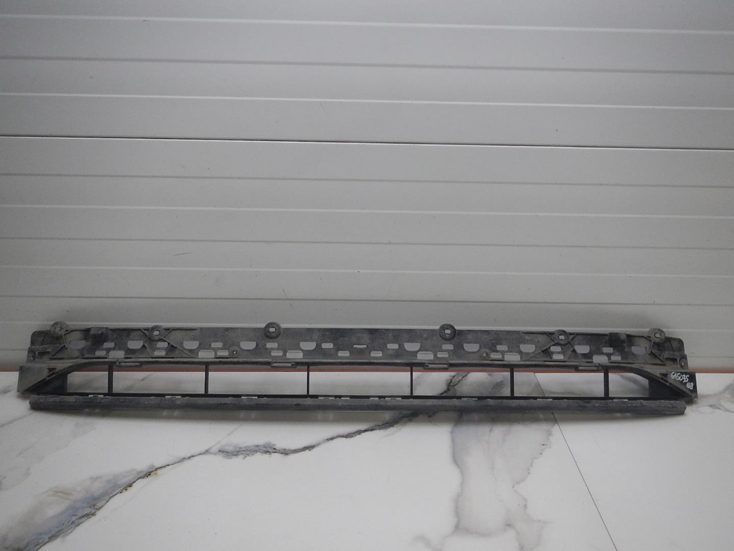 Решетка в бампер центральная