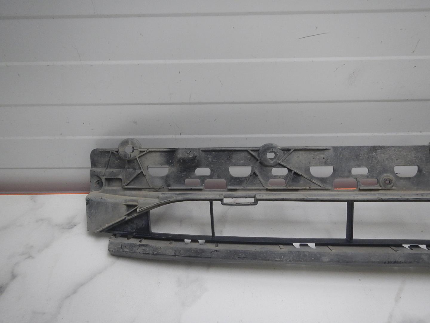 Решетка в бампер центральная