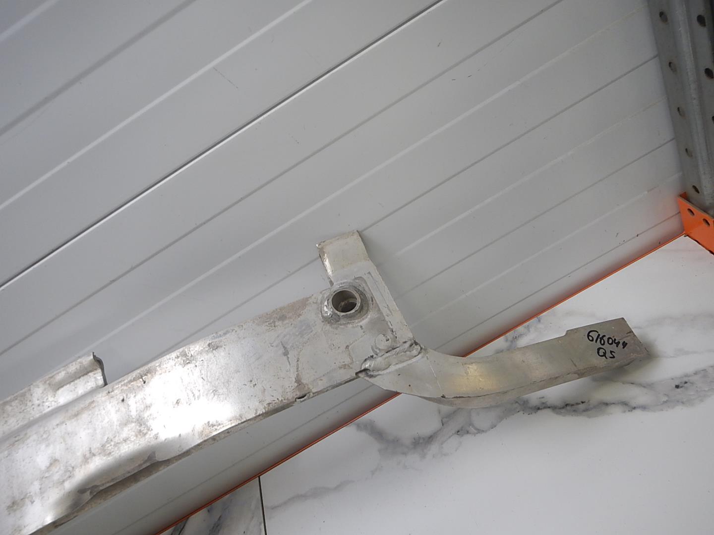 Усилитель переднего бампера