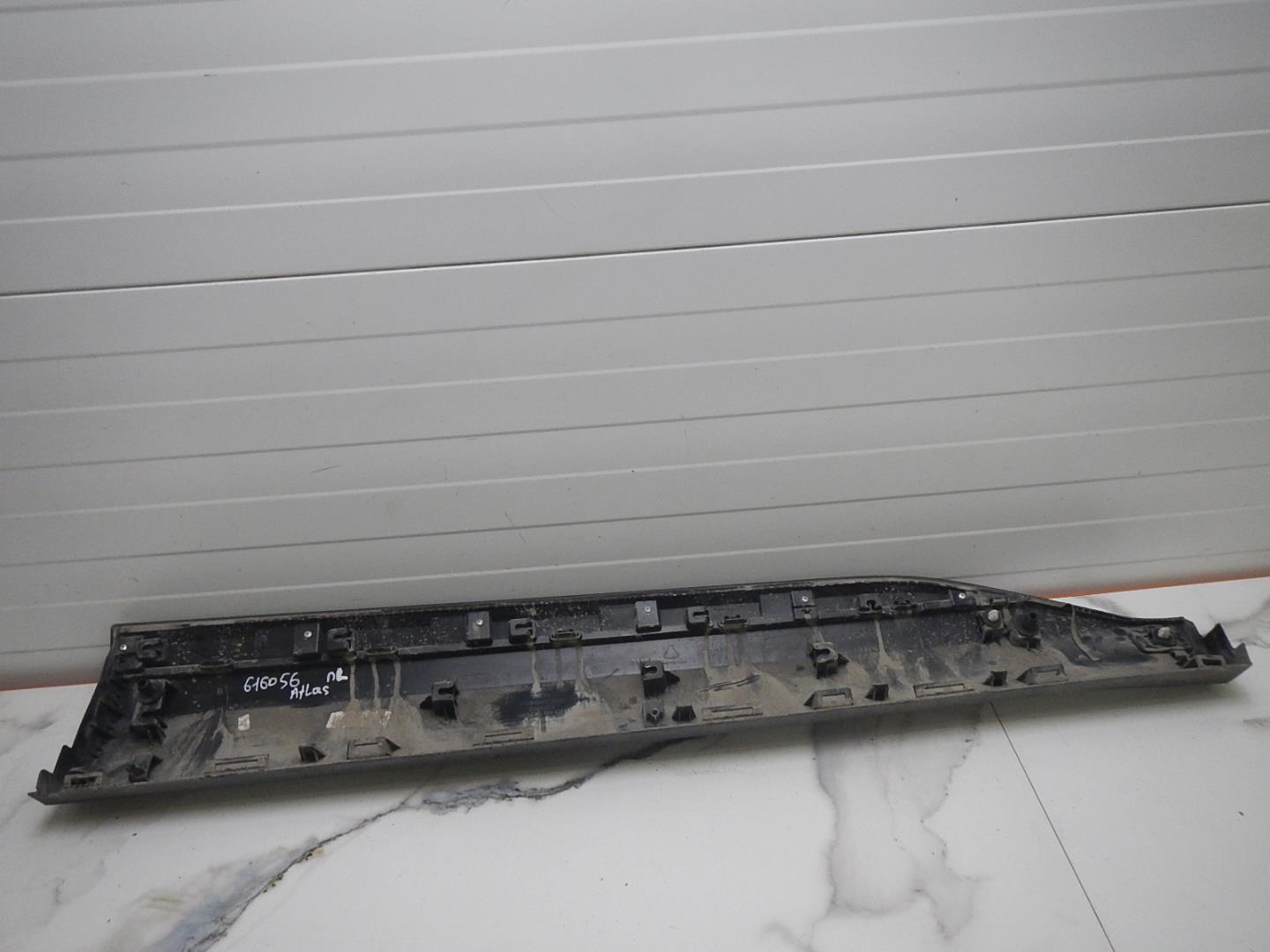 Молдинг передней левой двери