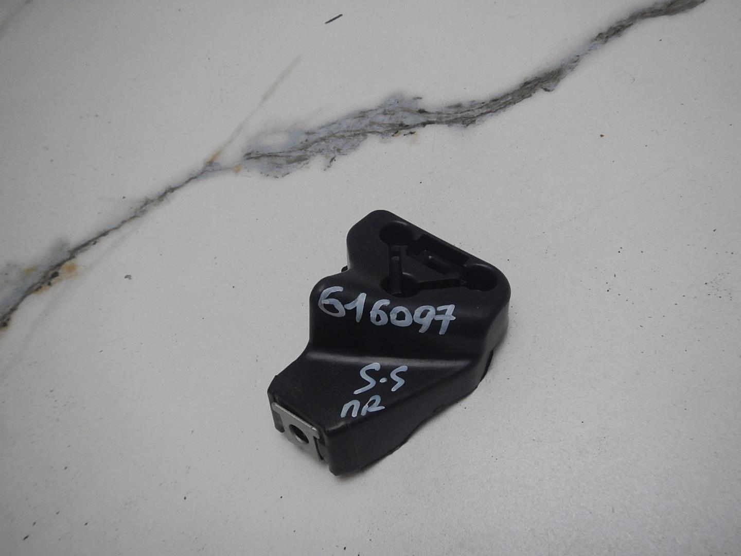 Кронштейн фар правый