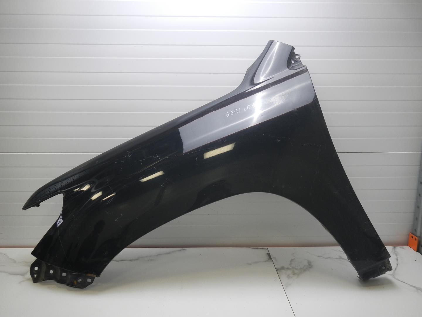 Крыло переднее левое