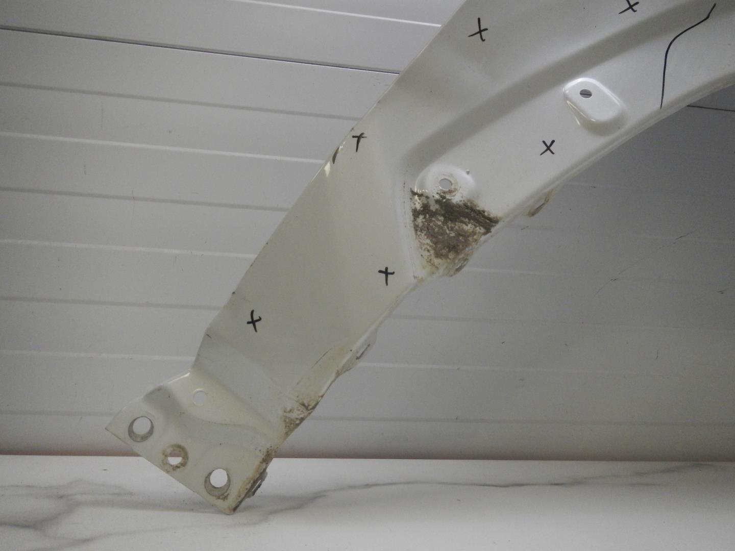 Крыло переднее правое