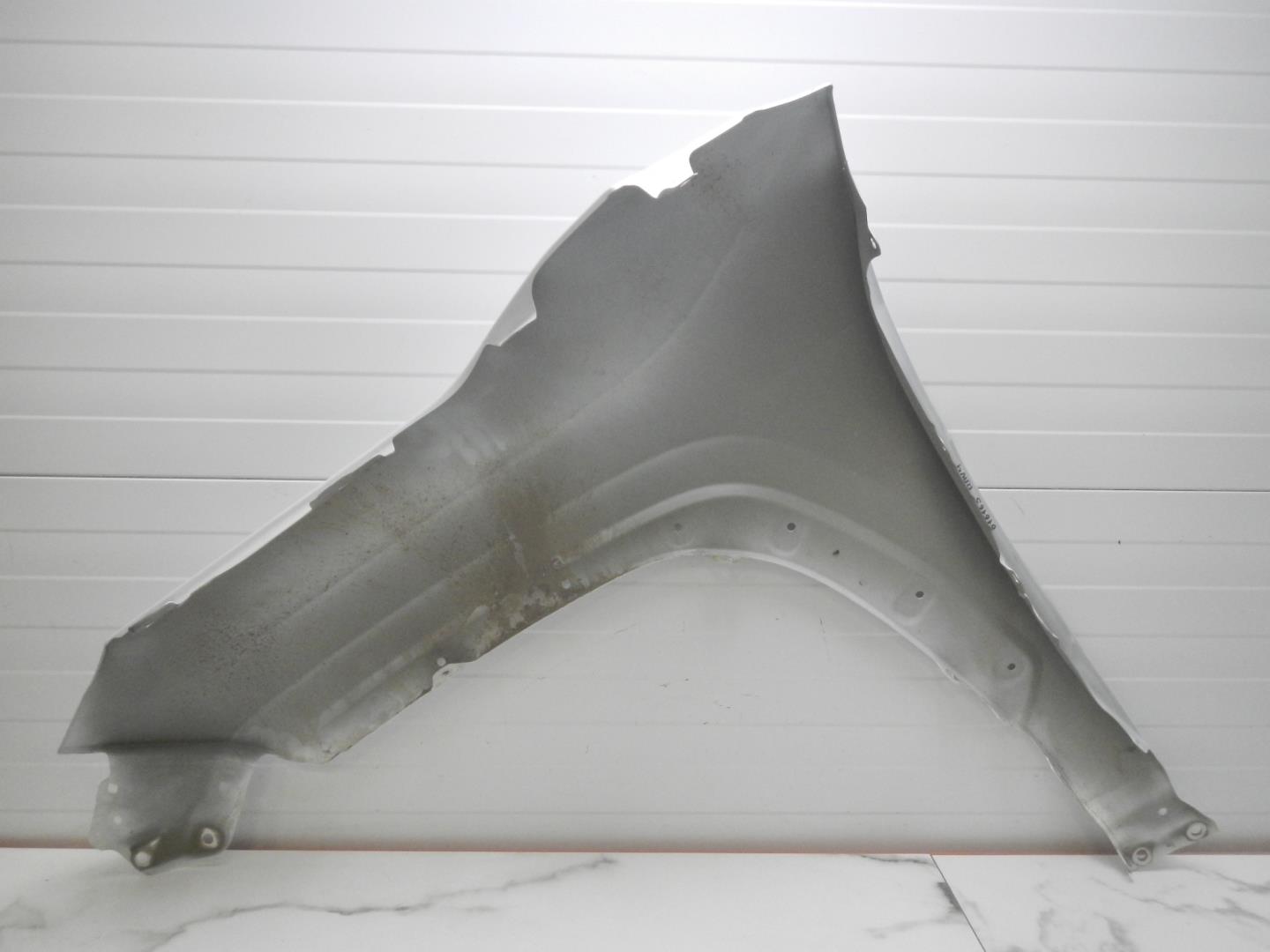 Крыло переднее правое