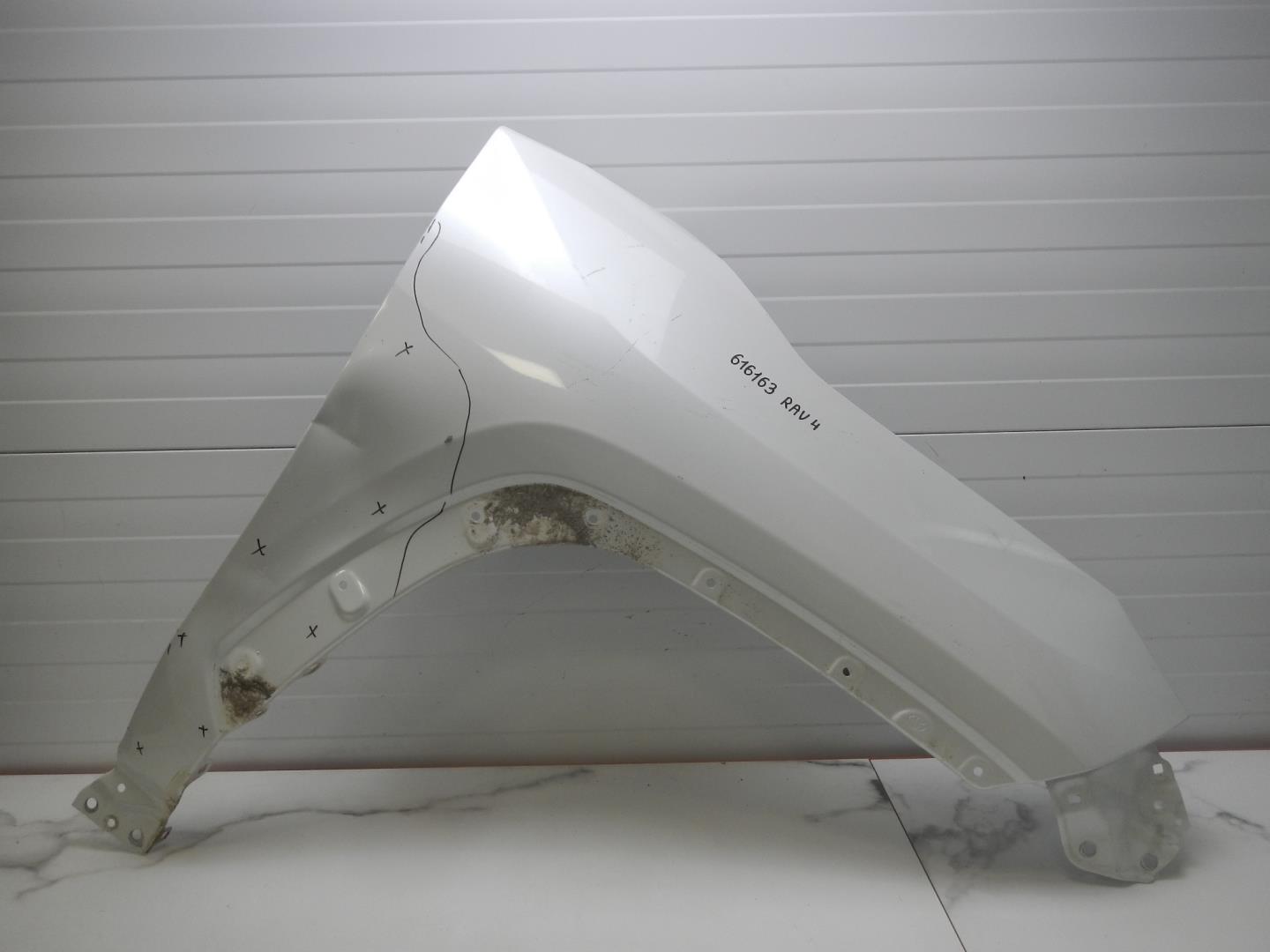 Крыло переднее правое