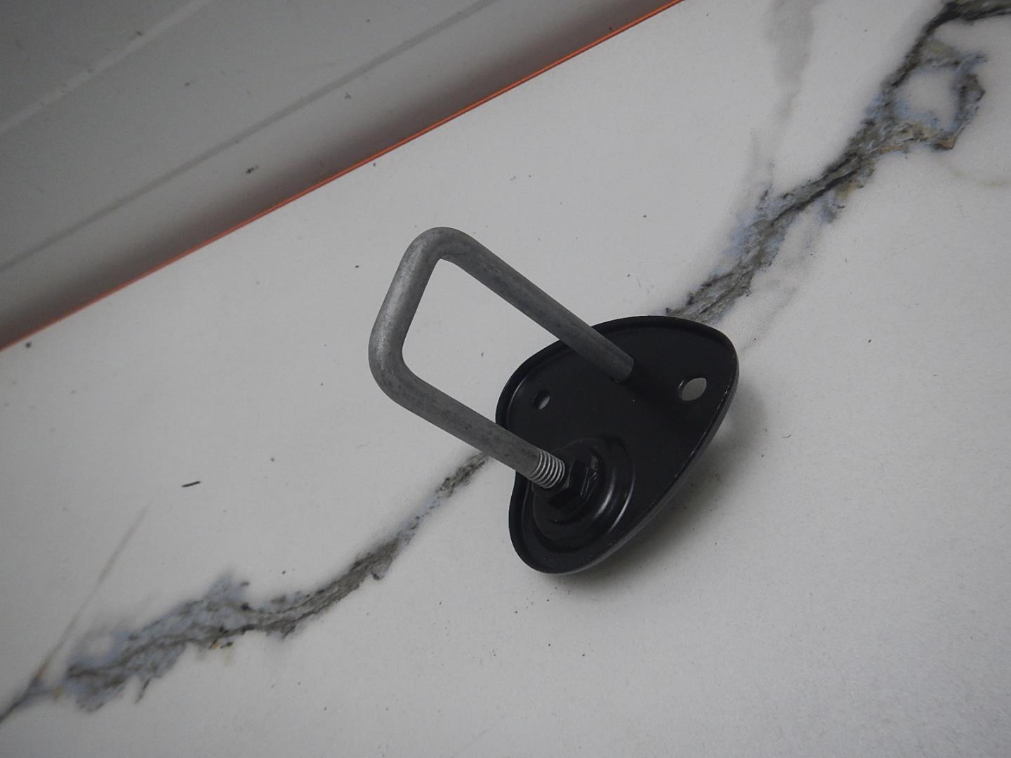 Замок капота