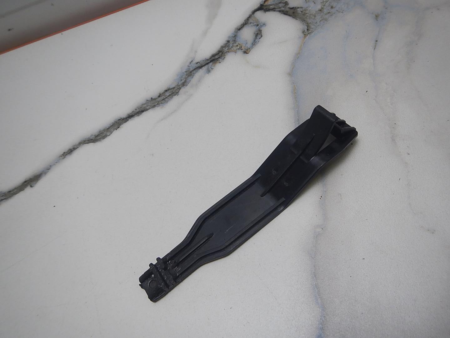 Кронштейн фар левый