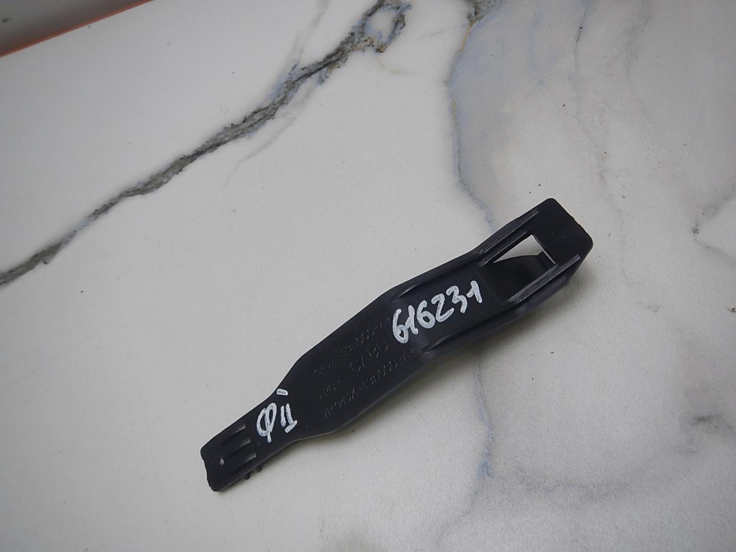 Кронштейн фар левый