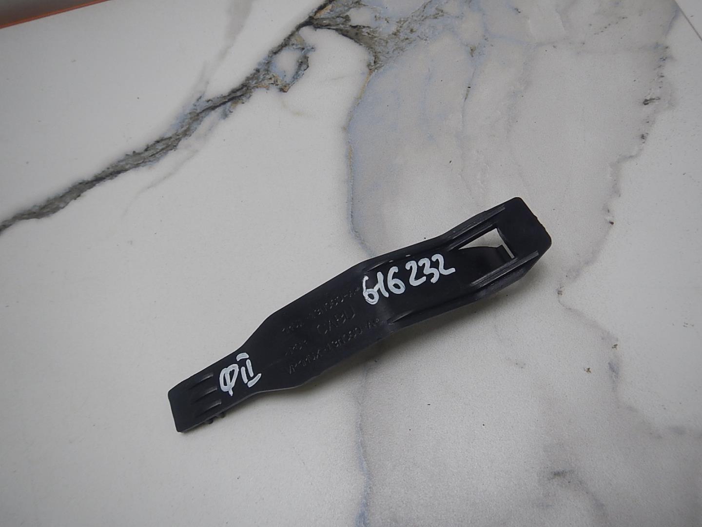 Кронштейн фар правый