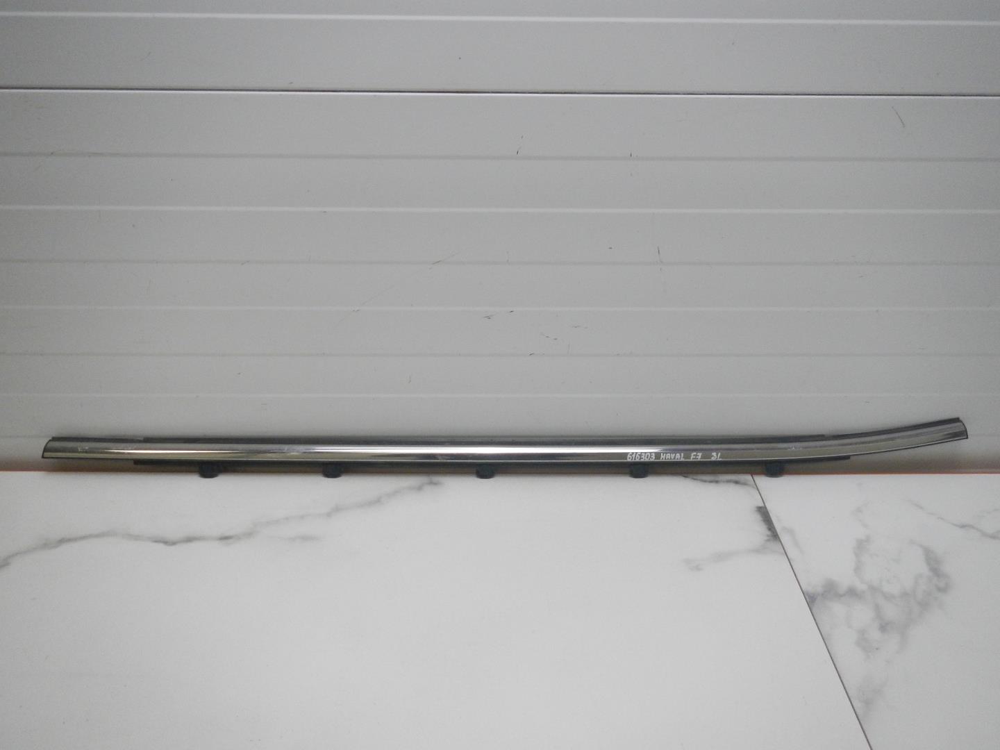 Накладка стекла заднего левого