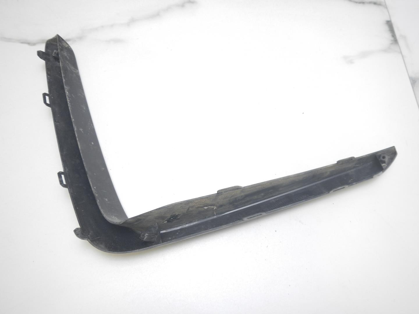 Молдинг переднего бампера правый