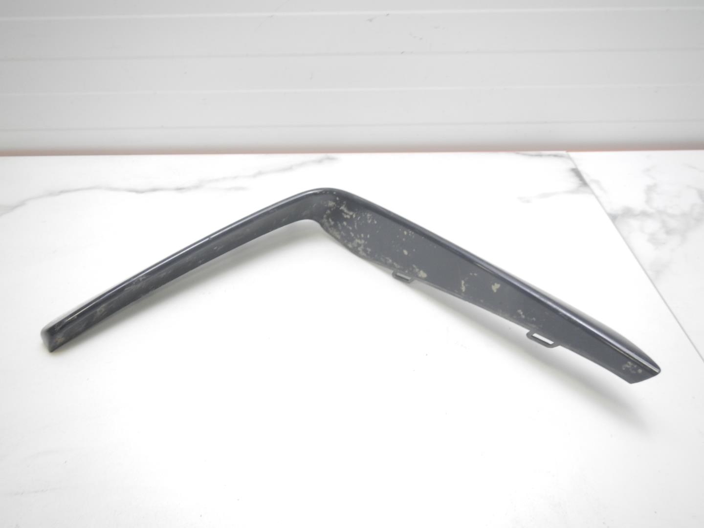 Молдинг переднего бампера правый