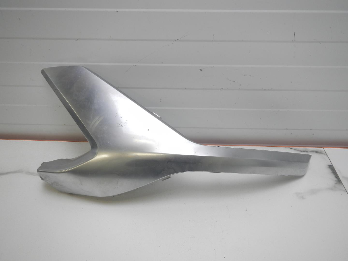 Молдинг переднего бампера левый