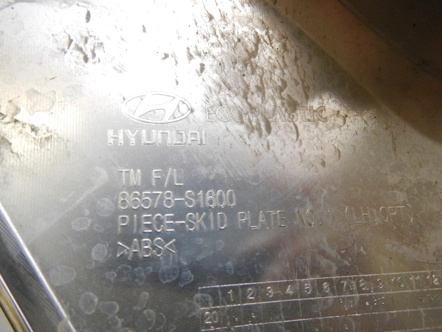 Молдинг переднего бампера левый