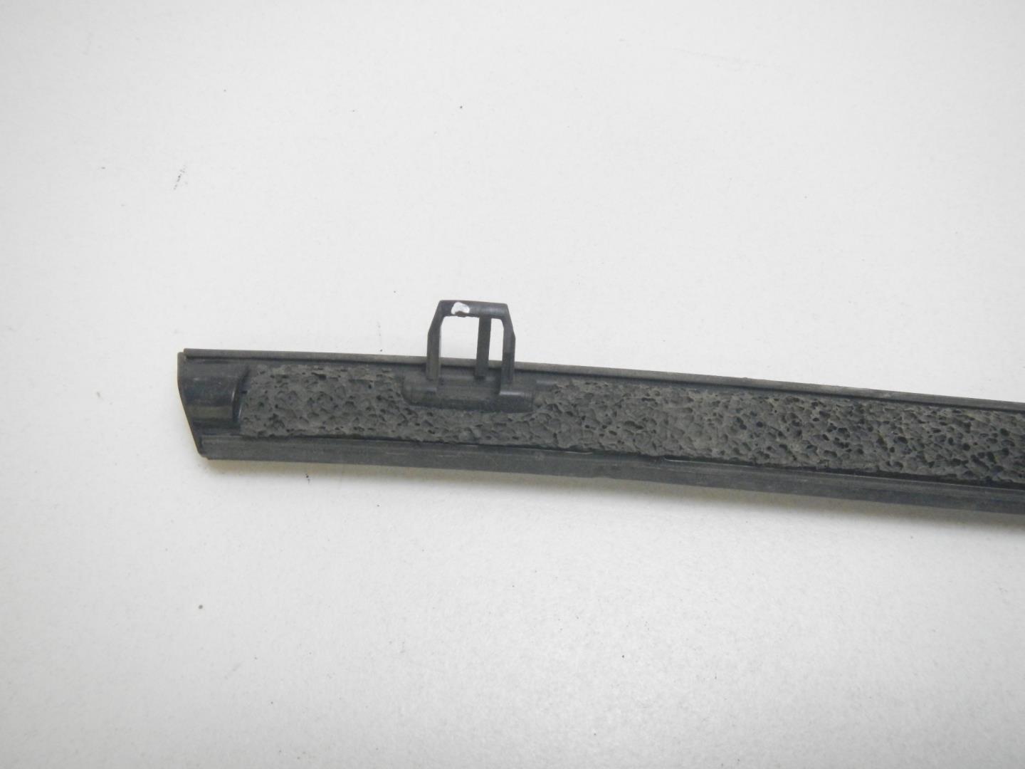 Накладка стекла заднего правого