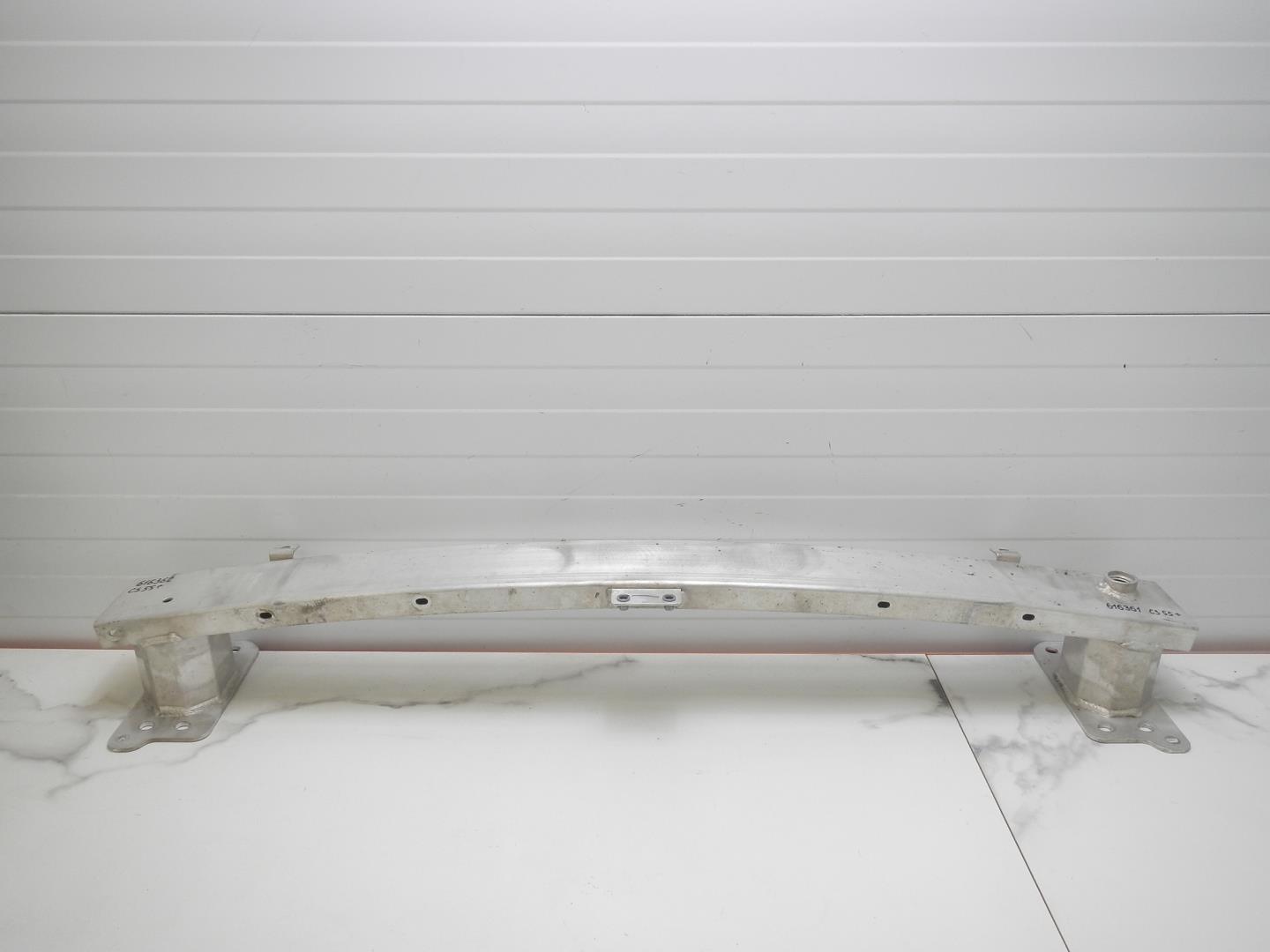 Усилитель переднего бампера