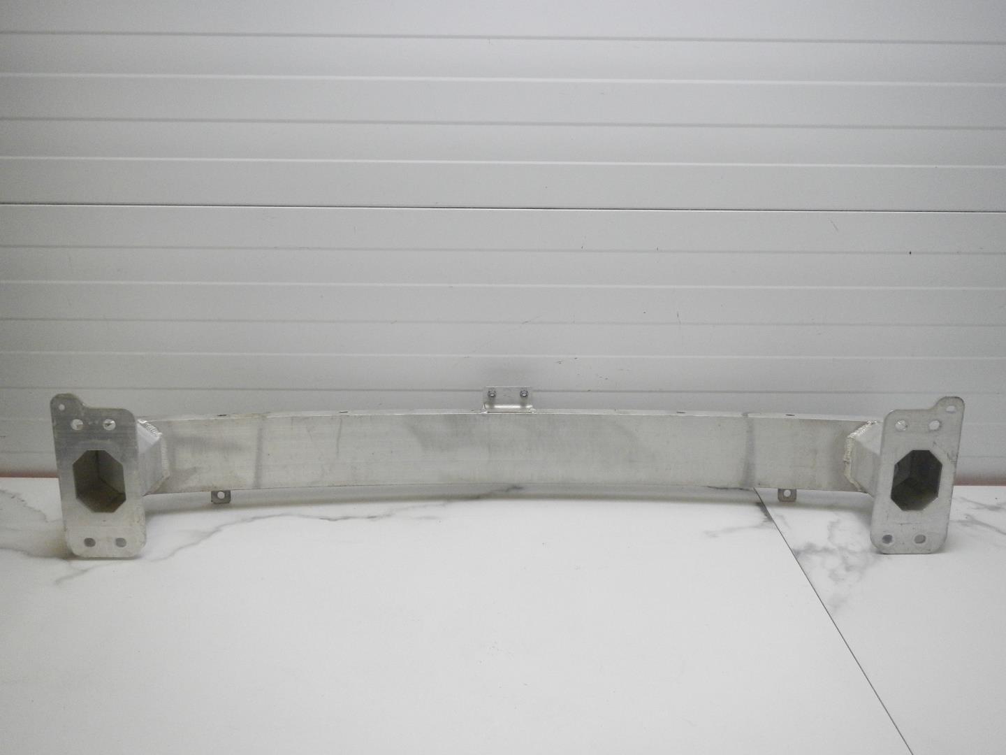 Усилитель переднего бампера